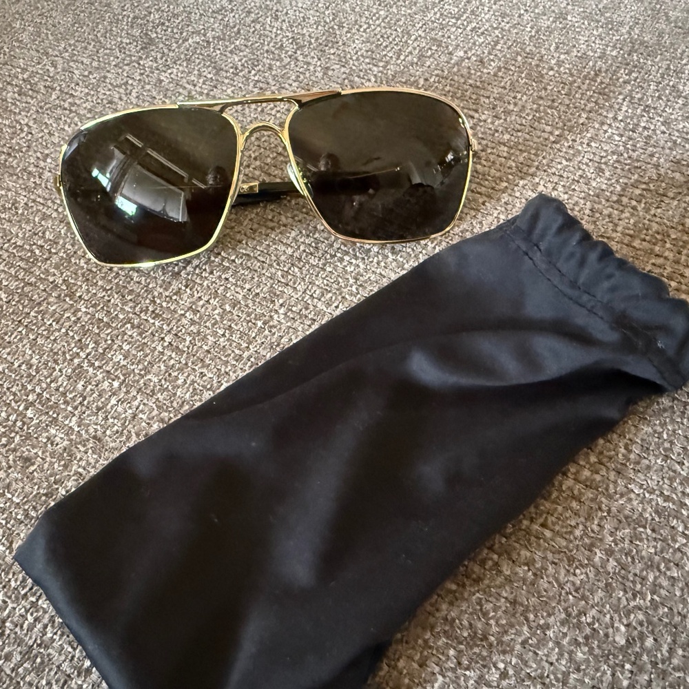 Oakley - Plaintiff squared sunglasses